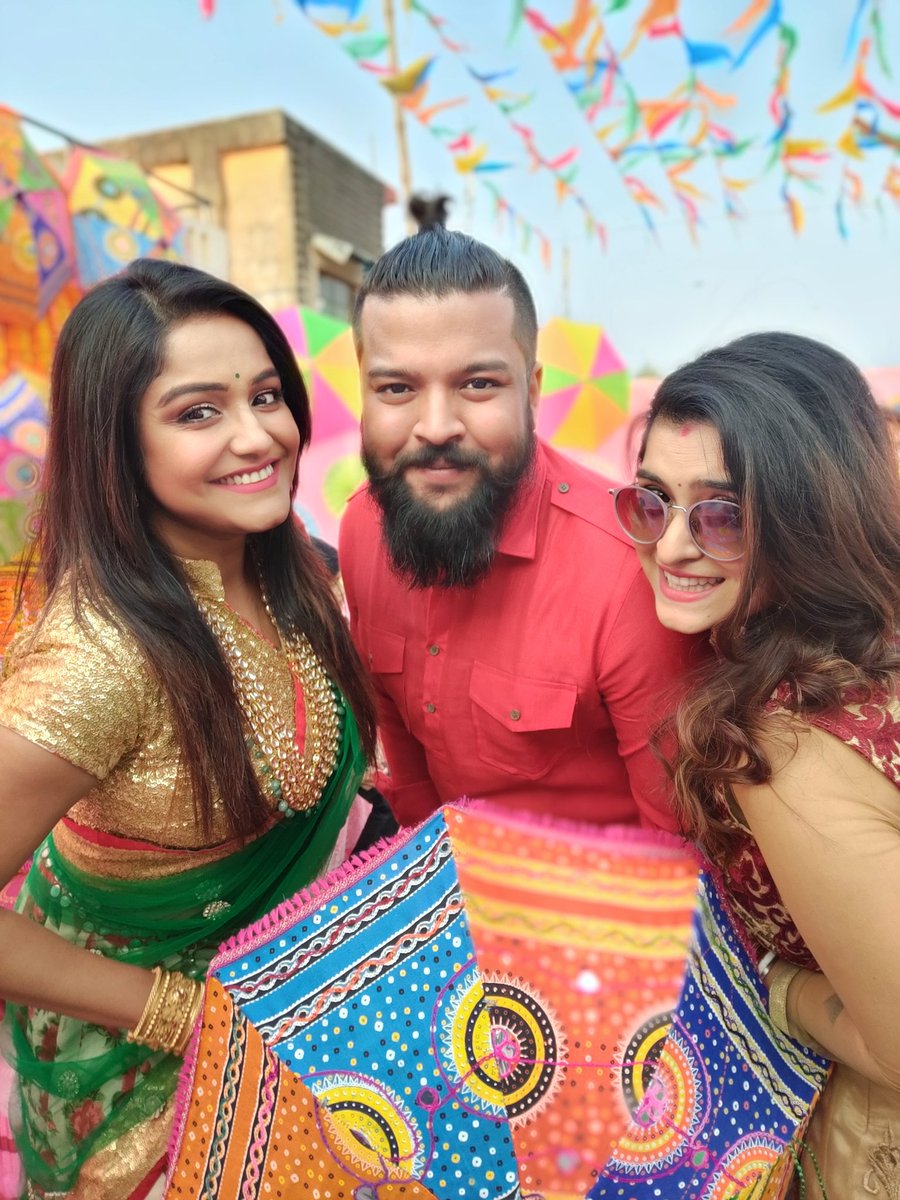 sayantani8's tweet photo. Mehendi ❤️🧡💛💜💙💚... 
@OM_Sahani15 ❤️ #mimidutta

#weddingscenes #mehendiceremony #mehendilook #friendswedding #yesterdaymorning #yesterdaystory
@Debaparna12 https://t.co/vhtTi5FG25