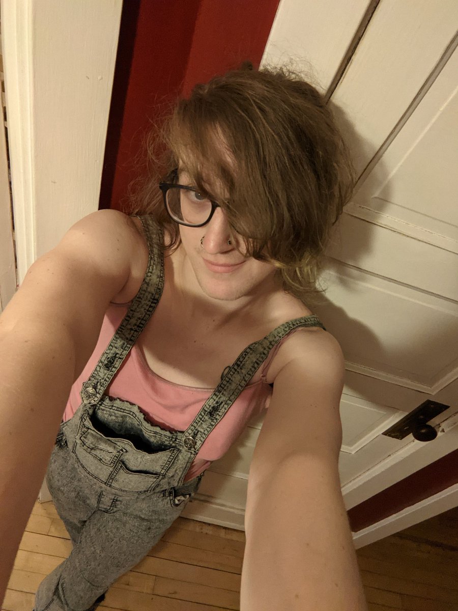adaDataLynn's tweet image. Got some overalls as a hand-me-down from my roomie!

#transisbeautiful #overalls #nonbinarystyle