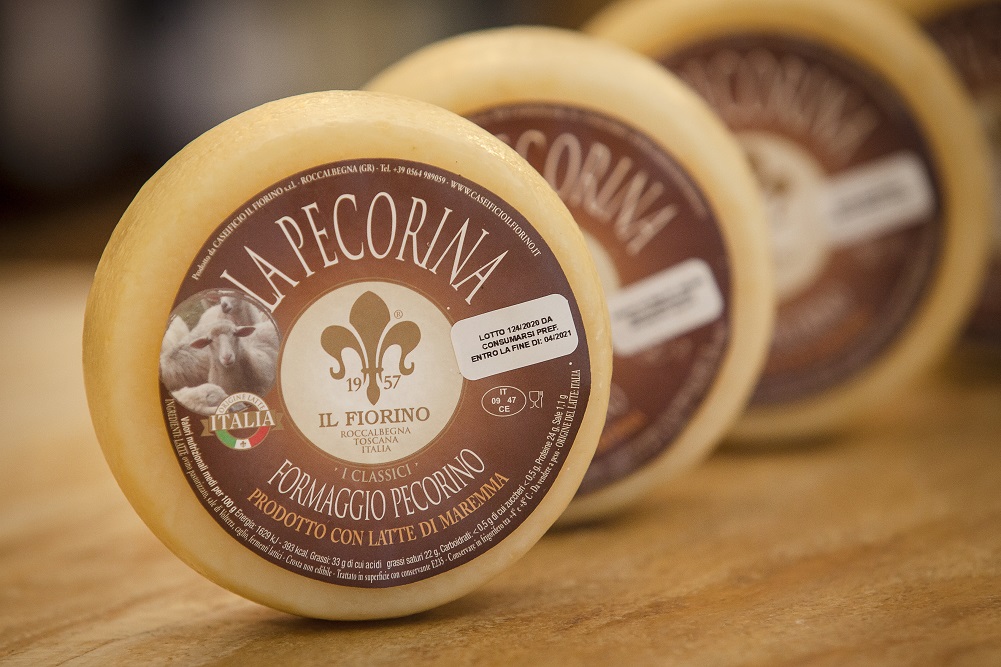 La Pecorina 🐑 è un nostro storico formaggio, piccolo solo nella pezzatura. Il gusto è grandioso, con il miglior latte di Maremma 🥛 che ci restituisce sentori di burro, latte e siero cotto, sapidità e dolcezza ben equilibrate. Un classico de <a href="/ilfiorino/">CAS. IL FIORINO</a> da non perdere.🐏