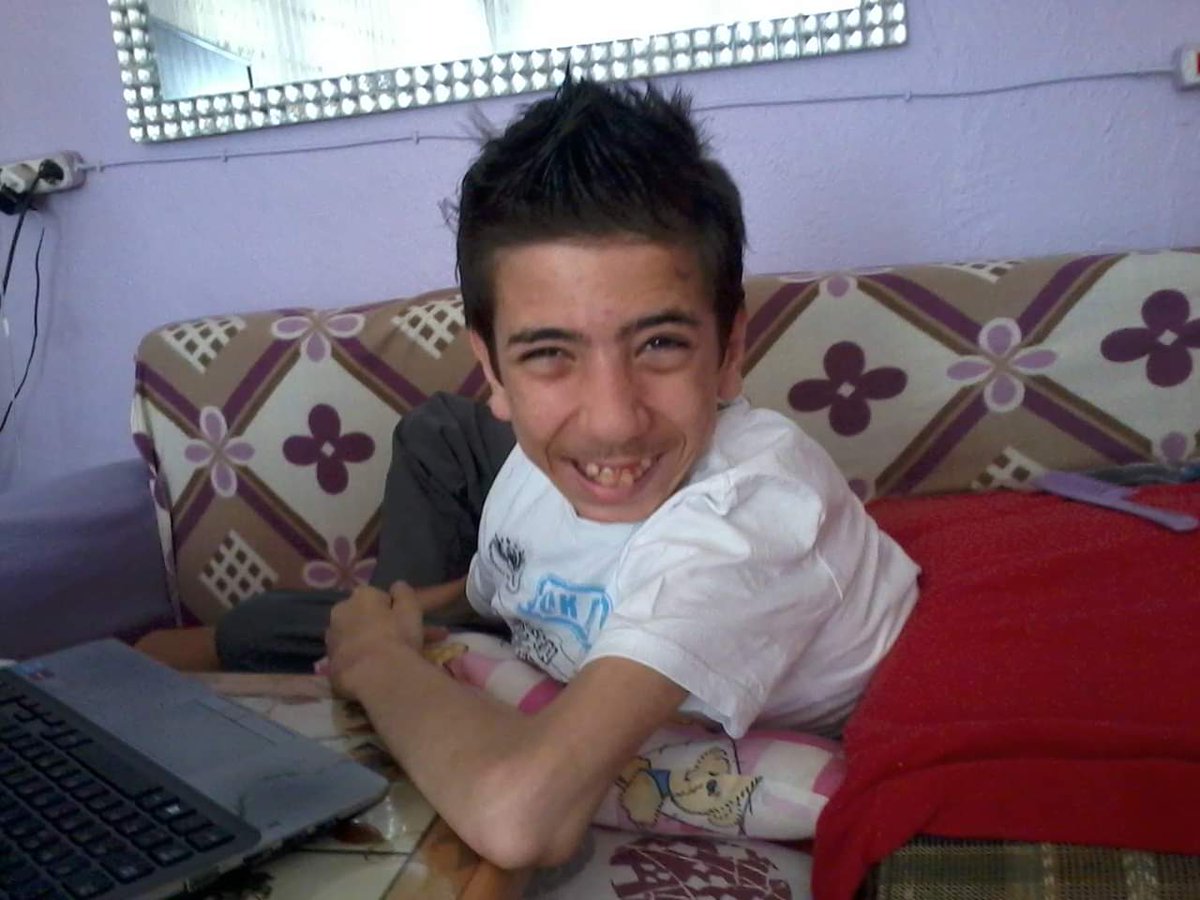 Geçip giden zaman değil ömür içinizdeki çocugu öldürmeyıın herseyın geçeceğine inanın kendınızı şımartın sevın insana göre davranma insan gibi davranın herkes hayat mücadelesi veriyo yaşam yarada alacaksın ama pes eden kaybeder hayatı boyunca sikayetci olamamkı umudum hep var