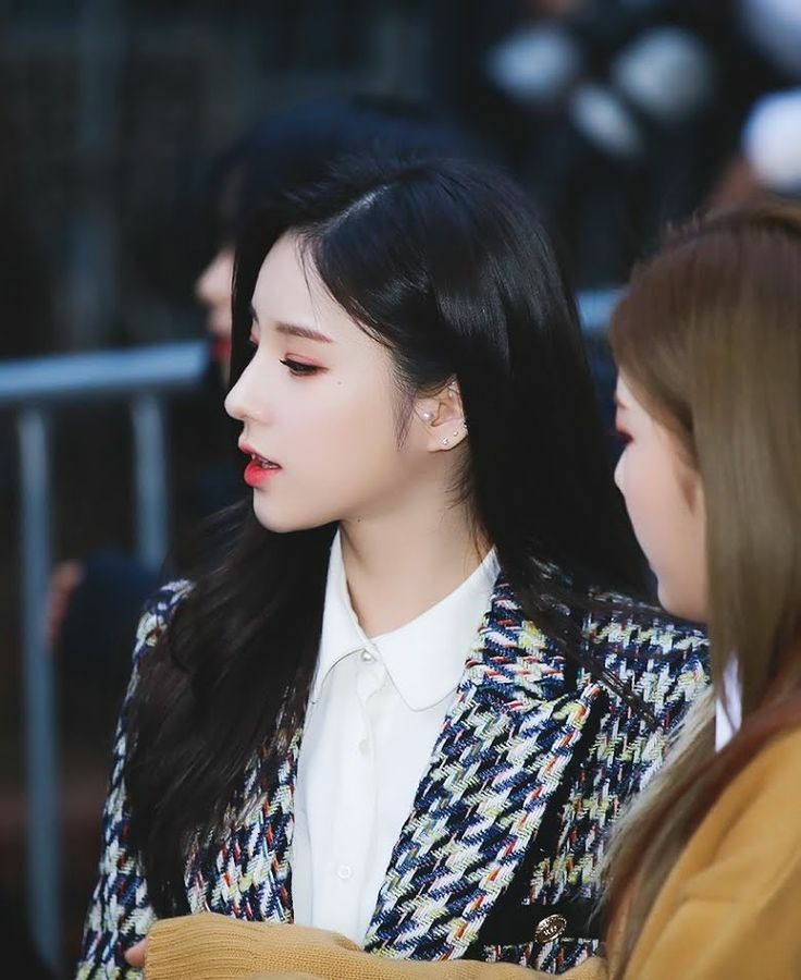 Heejin perfect side profile , a thread;