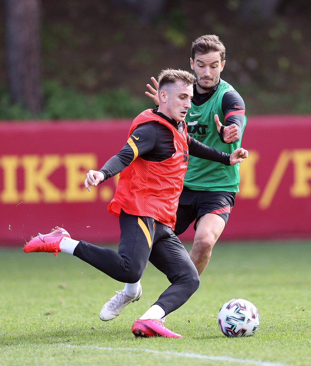 GalatasaraySK's tweet photo. 🦁 Aslanlarımız, Süper Lig'in 24. haftasında Fenerbahçe ile oynayacağı maçın hazırlıklarına bugün yaptığı antrenmanla başladı. #FBvGS 

İdman Raporu | 3 Şubat Çarşamba

🔗 https://t.co/dq1PxOgzAM https://t.co/VpZ56daiqZ