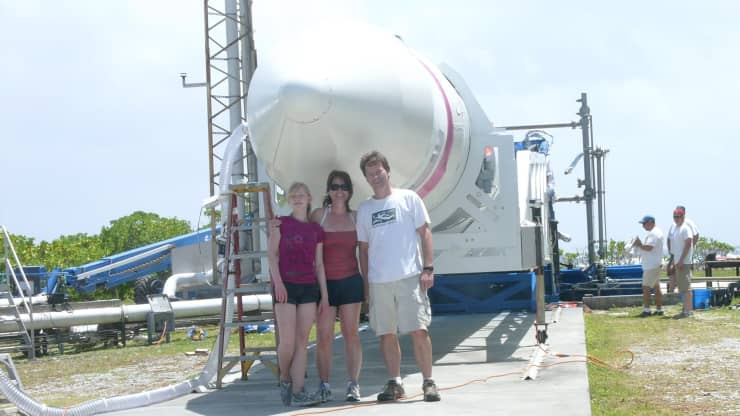 mathsurmars's tweet image. Une belle photo, Hans Koenigsmann et sa famille devant la #Falcon1 de #SpaceX sur Omelek Island