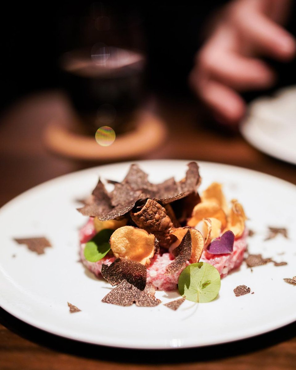 Add #SOMM style to your early dinner. #SOMMearlydinner is available from 2pm to 6pm on weekdays with a glass of selected wine: bit.ly/3jKooT4
(Photo by <a href="/chocolatemuimui/">chocolatemuimui</a> on Instagram)
#LandmarkMandarinOriental #LMOinCentral