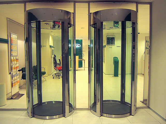 sbrinzii's tweet photo. L’ansia vera è andare in banca e dover passare da queste porte https://t.co/FeHHngGB6s