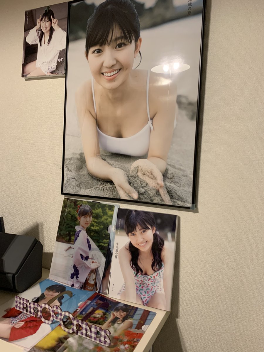 ファクトリー先輩 １回目 上の十九歳の夏のポスターを使って りかちゃんの頬のほくろを結んだ先が交わったときになにかが起こるのでは というお話をさせていただきました 私 りかちゃんのここ 左の頬 に3つほくろがあるじゃないですかー り ある