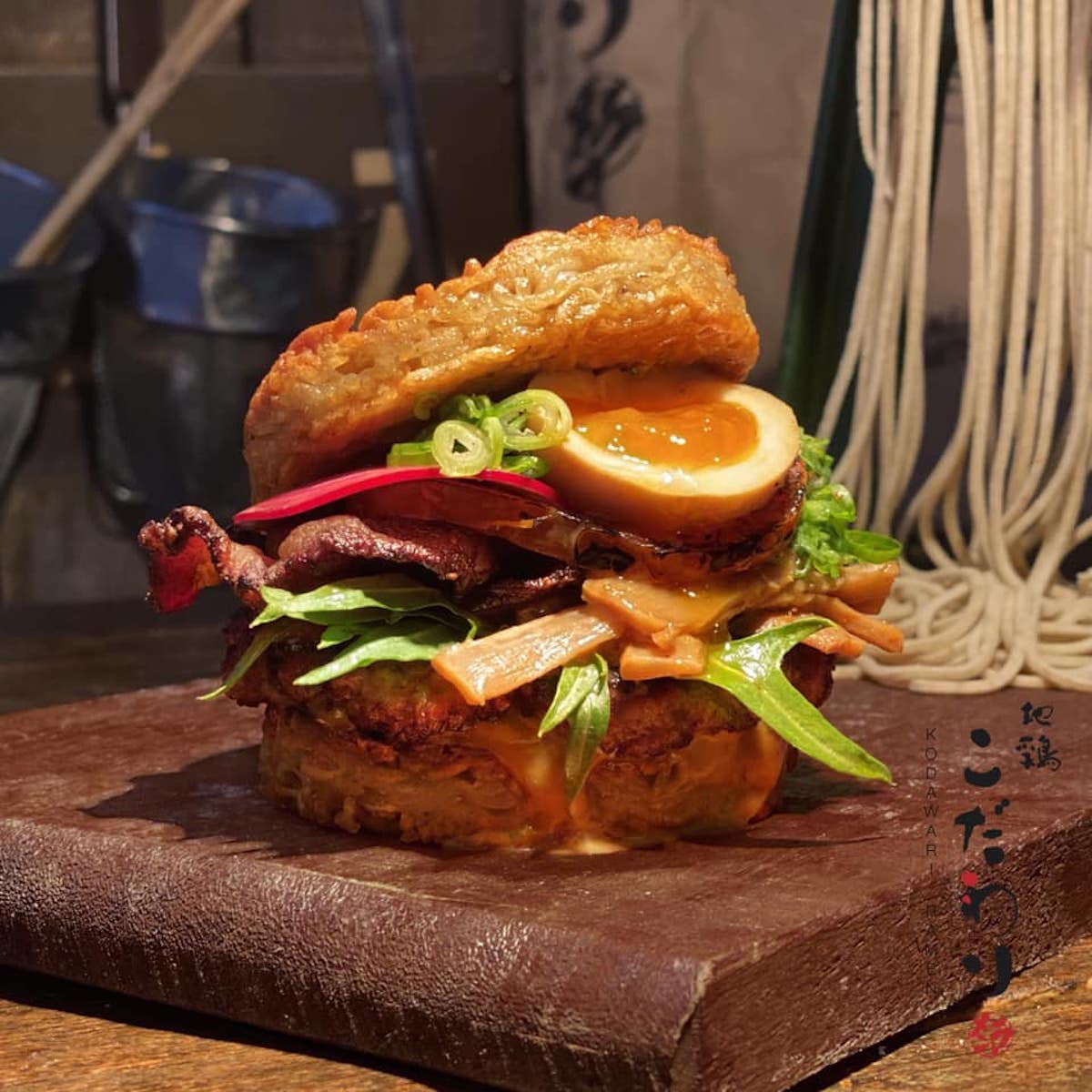 [#RamenBurger] On lance le Ramen Burger inspiré par notre ami Keizo Shimamoto de Ramen Shack à NYC. Disponible et à emporter de 11h30 à 18h00 7/7 à Kodawari Yokocho, 29 rue Mazarine #Paris06
Et ça commence ce mercredi 3 février 2021  ! #keizoshimamoto #kodawariramen #ramenforlife
