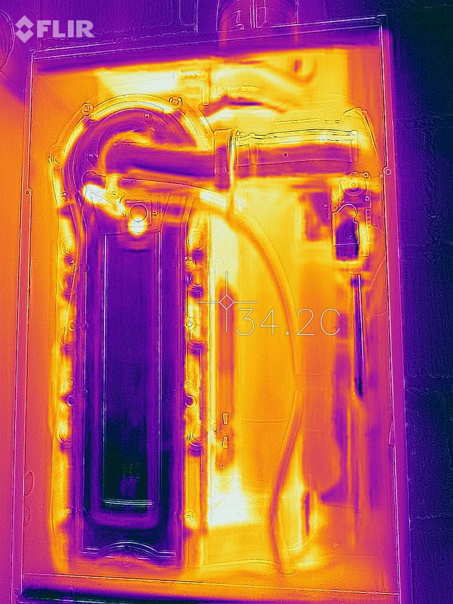 Good to see the insulation pad doing it’s job on this <a href="/RemehaUK/">Remeha by Baxi</a> Quinta. <a href="/flir/">Teledyne FLIR</a> shows it clearly. #latymer school.
