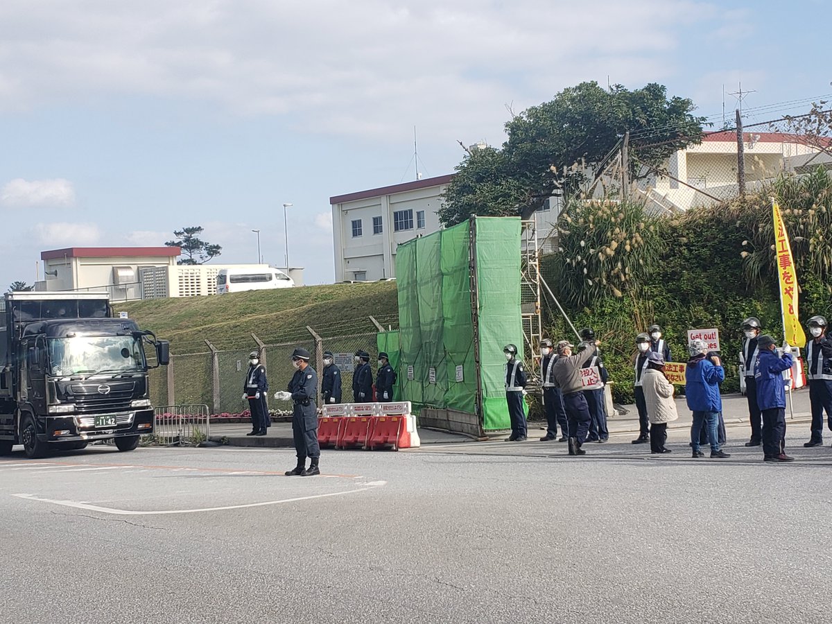 henokonow's tweet image. ３日午後３時15分過ぎ、名護市辺野古の米軍キャンプ・シュワブゲートでは、新基地建設のための土砂などを積んだトラックが次々と基地内に入っていきます。工事に反対する市民らは歌ったり、シュプレヒコールをあげたりしながら抗議しています。#辺野古　#沖縄　#henoko #okinawa