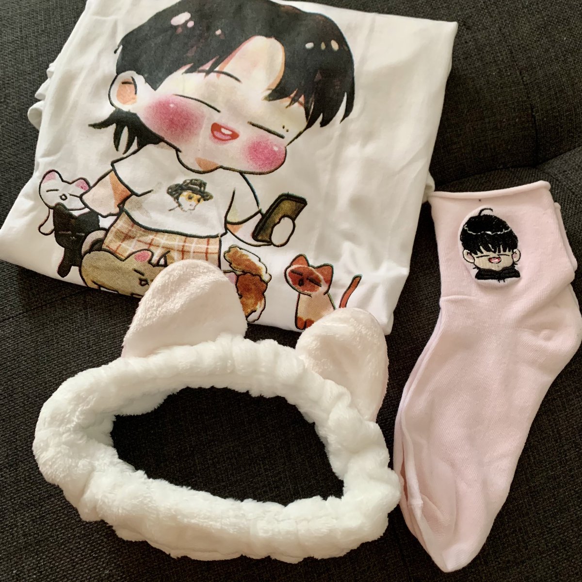 shegotseven's tweet photo. This #SweetDreamsWithDefPH package came today! Thank you eomma @got7pinoy๐ Advance happy Valentineโs day self๐
The sleep shirt is perfect for jaebeom stans since his lives are always late lol
#DEF #๋ฐํ #JAEBEOM #์ฌ๋ฒ #JB #JAYB #์ ์ด๋น @JAYBDEF___ https://t.co/yCeU7oVwA3