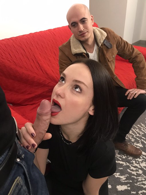 Alice  Dans une sc&egrave;ne de candaulisme  Son homme l&rsquo;offre &agrave; un autre homme  Et ne perd pas une goutte du