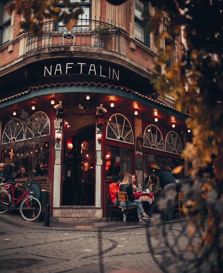 nerdeyapilir's tweet photo. Vintage bir hava nerde hissedilir❓

İstanbul, Balat’ta bulunan Naftalin Cafe’de kendinizi geçmişte hissederek, muhteşem plak dinletileri ile  kahvenizi yudumlayabilirsiniz.🎼☕️ 

Cafe’nin ıslak kekini denemenizi öneririz✅🤗 https://t.co/1DWnjYrBAS
