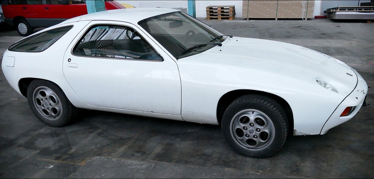 PS_SPEICHER's tweet photo. Der #PSSPEICHER verzeichnet einen Neuzugang: Den #Porsche 928, Bj. 1978. Bevor er jedoch endgültig im #PSDepotAutomobil für Besucher zugänglich sein wird, muss sich das Sportwagen-Coupé noch einigen Reparaturen unterziehen.
#einbeck #oldtimermuseum #fahrzeug #oldtimerliebe https://t.co/ndsEf1E3iG