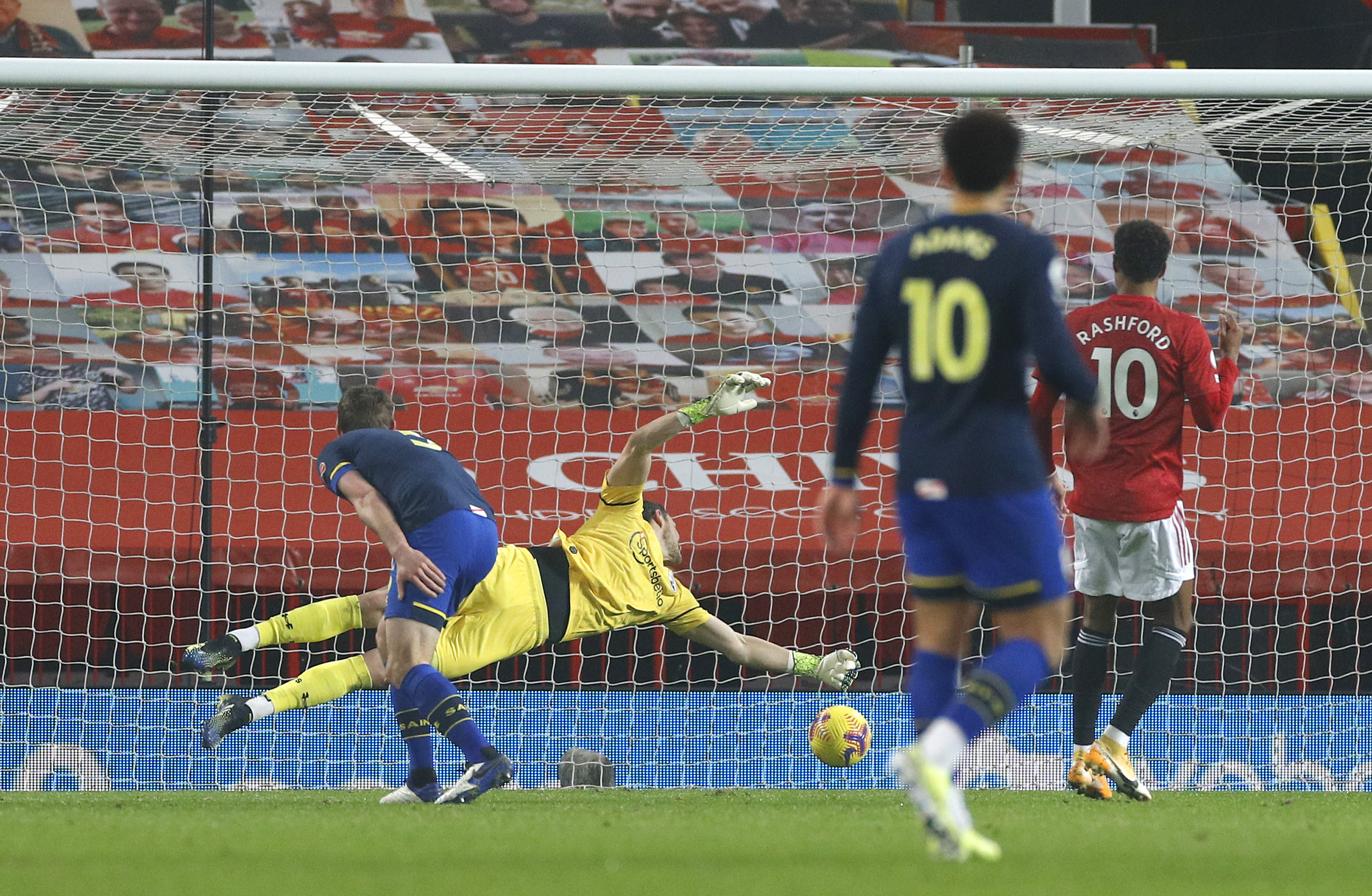 Um dos gols do Manchester na partida