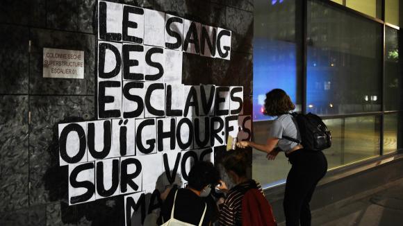 franceinfo's tweet photo. ➡ "Les consommateurs ont du sang sur les mains" : le travail forcé des Ouïghours derrière les articles "made in China" (4/5)

https://t.co/2sJEhQpylz https://t.co/v66L0Xz0yj
