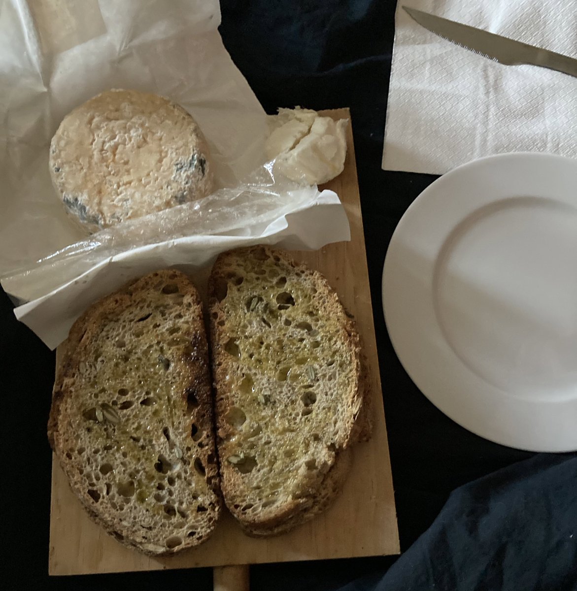 nausicaahs's tweet image. Diria que sóc feliç amb poc, però esmorzar formatge de #CalFormatger i pa de @Casamoner no me sembla poc 🤤

Bon dimecres!