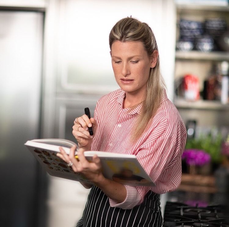 Portatif, hafif, Bluetooth özellikli ve kullanım sırasında internet bağlantısına ihtiyaç duymaz. OrCam Read, disleksi gibi okuma güçlüğü çeken ve görme yeteneği düşük olan insanlar için mükemmel bir okuma cihazıdır. #orcam #orcamread #orcammyeye #disleksi #görmeengelliler