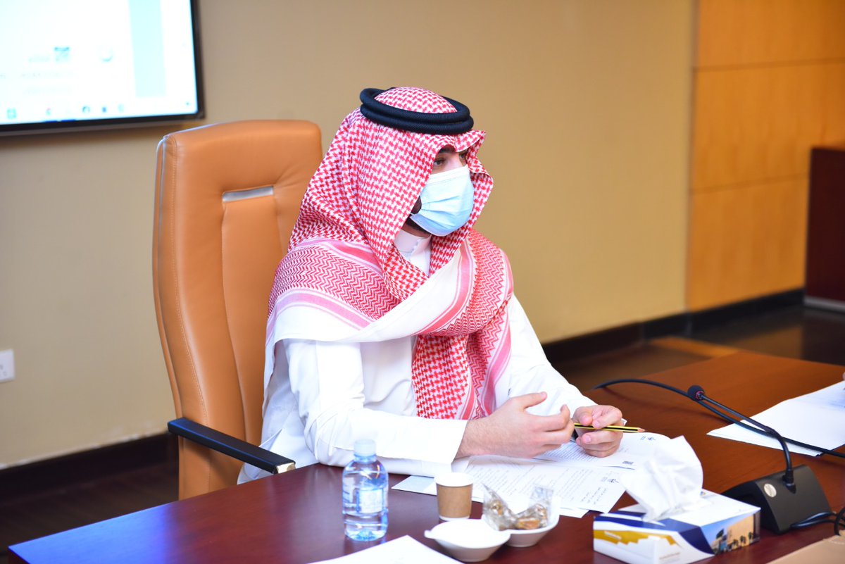 MakkahChamber's tweet photo. ناقشت لجنة ريادة الأعمال بـ #غرفة_مكة خطاب مجلس الغرف السعودية والمتضمن التعاون مع الجهات الحكومية لعقد ورش عمل لحصر التحديات التي تواجه صِغار المستثمرين من فر�� غرامات ومخالفات عليهم، ودور الغرف التجارية لدعم مشتركيها وإيجاد الحلول المناسبة لهم لتجنب الوقوع في المخالفات. https://t.co/QiHlwAhktg