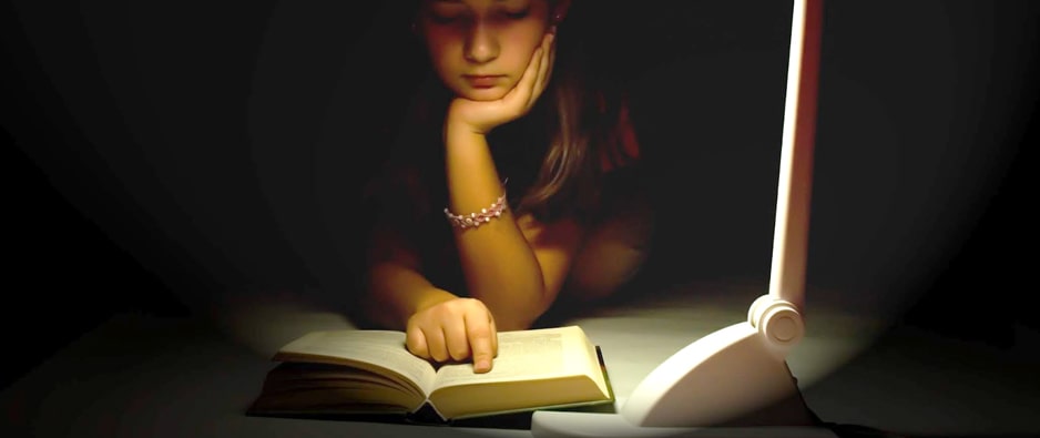 Почему при слабом свете. Чтение в темноте. Чтение в полумраке. Чтение книги в темноте. Чтение при плохом освещении.