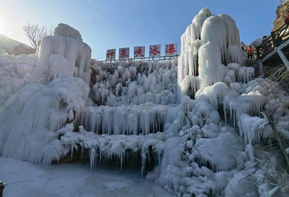 afghanchina's tweet photo. ما او ياسمين د بېجينګ په غرنۍ سيمه کې ښه وخت تېر کړ. 
ژمی خپله ځانګړې ښکلا لري او هر وخت په طبيعت کې ښکلې منظرې پيدا کېږي. خوش��اله اوسئ! https://t.co/nJTEdQ34TD