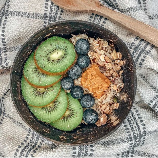dorsetcereals's tweet photo. Today is another day. 

Inspired by @justlikejess__ we're having a topped porridge bowl for our Breakfast on the Slow. Porridge oats, topped with kiwi, blueberries, nut butter, chia seeds and our very own Gloriously Nutty muesli. ⠀⠀ https://t.co/YVrE658sSL