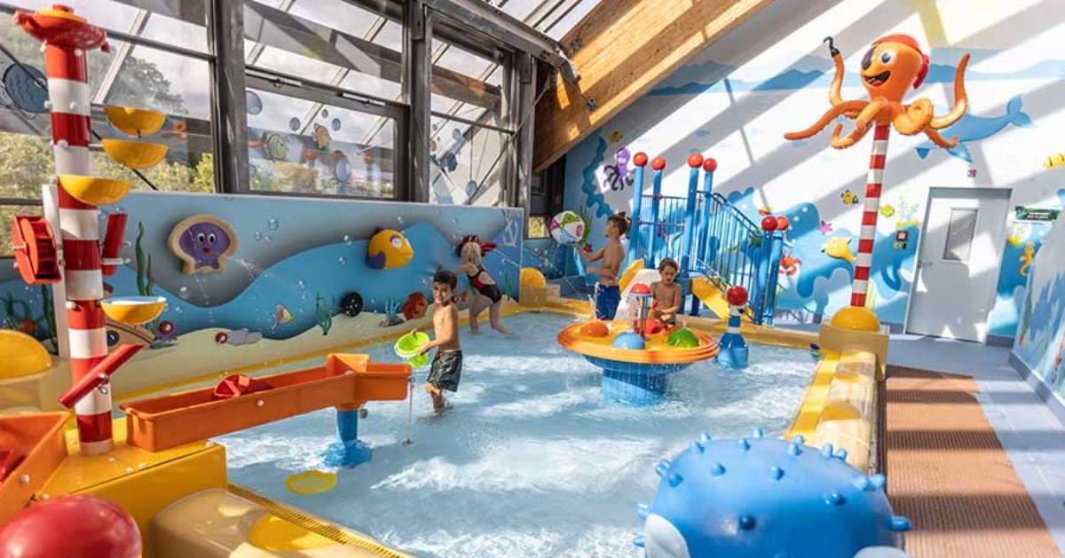 Doesn't this look cozy? Plenty of water fun for the little ones in this interactive paddling pool including integrated wall. #cooperation #reseller #thallessafreizeitanlagen #germany #paddlingpool #waterplay #interactive #fun #aquadrolics