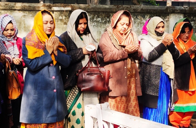AMUofficialPRO's tweet photo. Women's College Founder Day: Small bouquets,casket sprays&amp;wreaths were placed on graves of AMU Women's College founder, Padam Bhushan, Sheikh M Abdullah &amp; his wife @DrRPNishank @SanjayDhotreMP @ProfTariqManso1 @DG_PIB @PMOIndia @EduMinOfIndia @ugc_india @AMUJournal @AmuPortal https://t.co/zT4eebjWyo
