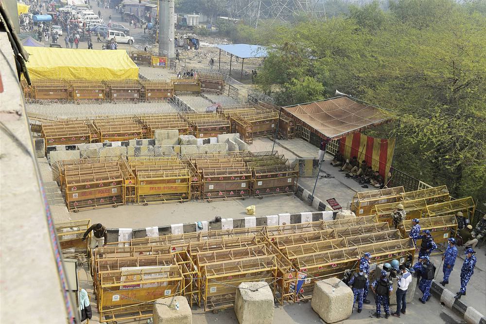 Tractor2twitr's tweet photo. Can the #ModiGovt answer why:
1. the internet has been shut down for more than a week now at all farmer protest sites?
2. Why water tankers, emergency vehicles, food supplies are not allowed to cross?
3. Why concrete walls have been erected on Delhi borders?

#FarmersProtest https://t.co/rWjNIP7utM