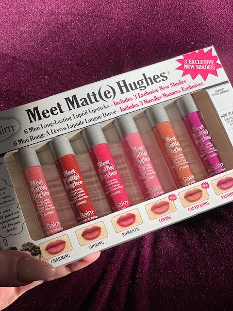 Meet Mattes mini kit #3: Οι αποχρώσεις “Charming, Adoring, Romantic, Loving, Captivating &amp; Passionate” της The Balm, τώρα βρίσκονται όλες μαζί στο συλλεκτικό μίνι kit #3. Φορέστε τες ξεχωριστά ή αναμείξτε τα χρώματα και απογειώστε το look σας στη στιγμή!