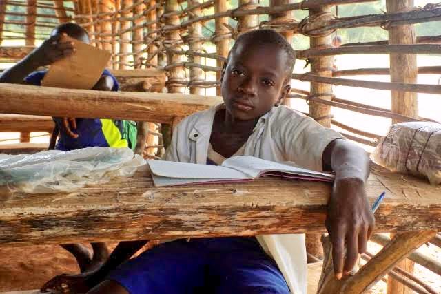 DarioCongo's tweet photo. Les bars, restaurants, aires de jeu , églises, marchés, etc. restent ouverts. Personne ne porte de masque ( pas même à l’assemblée) mais les écoles sont toujours fermées. Nos enfants sont sacrifiés.    #Education #ouvrezlesecoles #RDC @MTamfum @Presidence_RDC https://t.co/lLs8hzwsOX