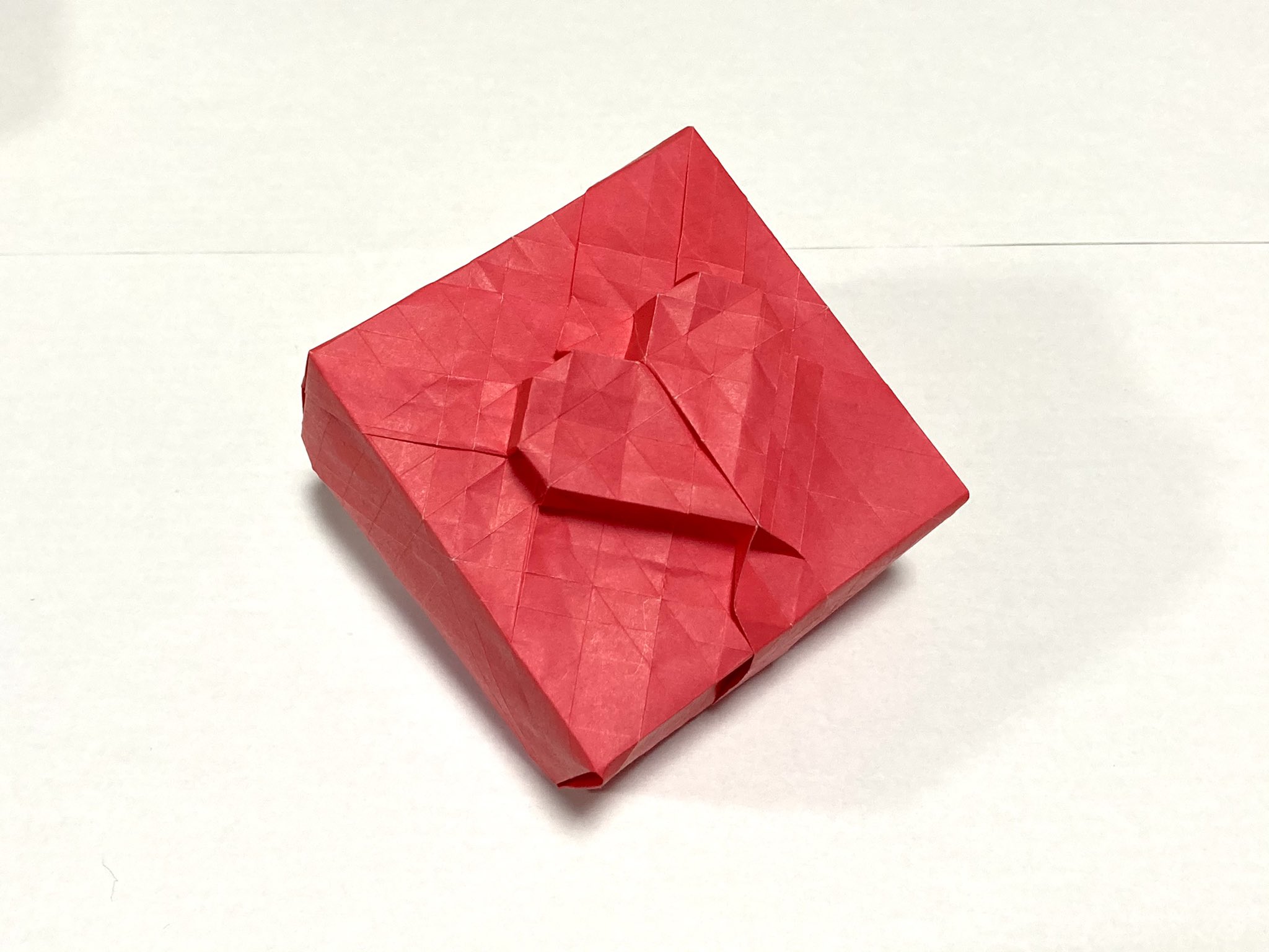 Origami Brasil Rt Roton271 ハートボックス Heart Box 創作 Roton 24cm折り紙より バレンタインが近いので立体のハートがついた箱を創作しました 箱の上面部分だけ折ってもかわいいと思います ペーパークラフトっぽくて立体化が楽しい作品になり