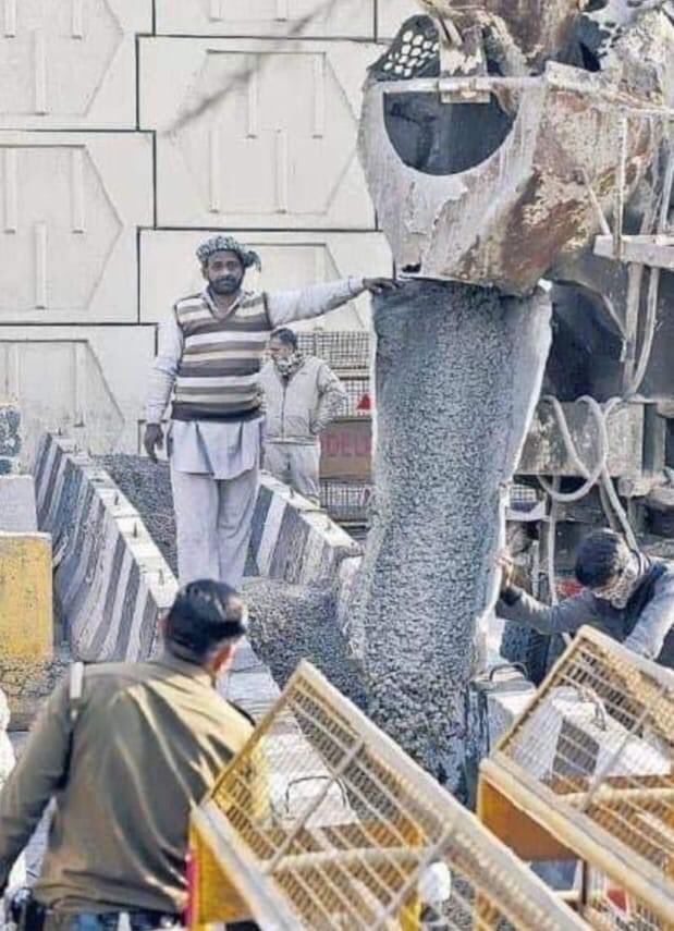 LogicallyAsking's tweet photo. @akshaykumar If farmers are important part of  country then why Govt is not allowing them to even agitate in peaceful manners.Govt should feel ashamed of that they have stopped even water supply to farmers what else farmers can expect from this despicable &amp; fallen government.Why this 👇 then? https://t.co/Tr9JeKR5K3