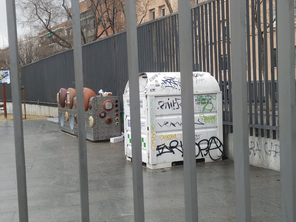 Lcardiel's tweet photo. Los parques están cerrados y para colmo dentro del parque está el #PuntoLimpio @AvisosLMadrid @Lineamadrid @MADRID y ahora ¿Cómo lo hacemos? Tiro el aceite usado en dónde? Alucinante. https://t.co/7rZYVyuVAa