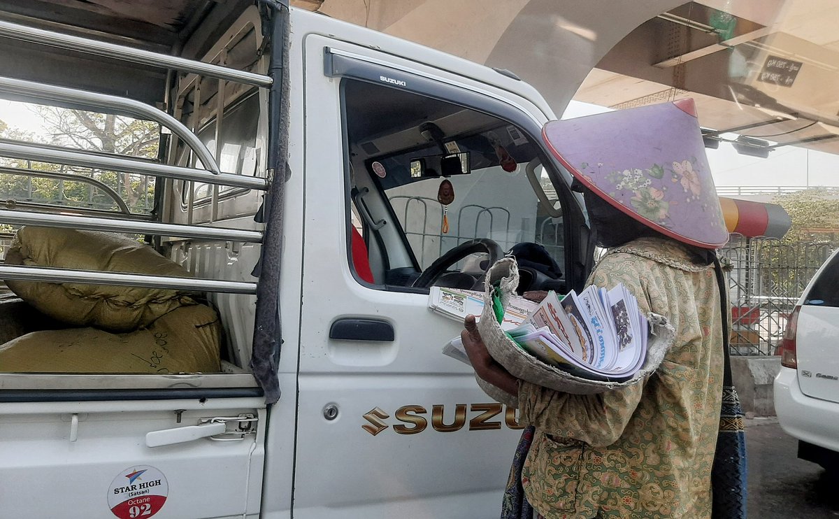 EuntMinNyo's tweet photo. The third day after the military coup
​at noon, a woman was seen selling newspapers at a traffic light https://t.co/PcgjGxGOsV