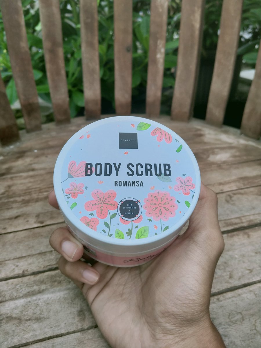 1. Body Scrub Biasanya aku pakai body scrub sebelum mandi, karena wangi segar dan buliran halus scrubnya tidak sakit saat di apply bikin aku jadi pengen luluran tiap hari. Tapi lulurannya cukup 1-2 kali seminggu aja ya.