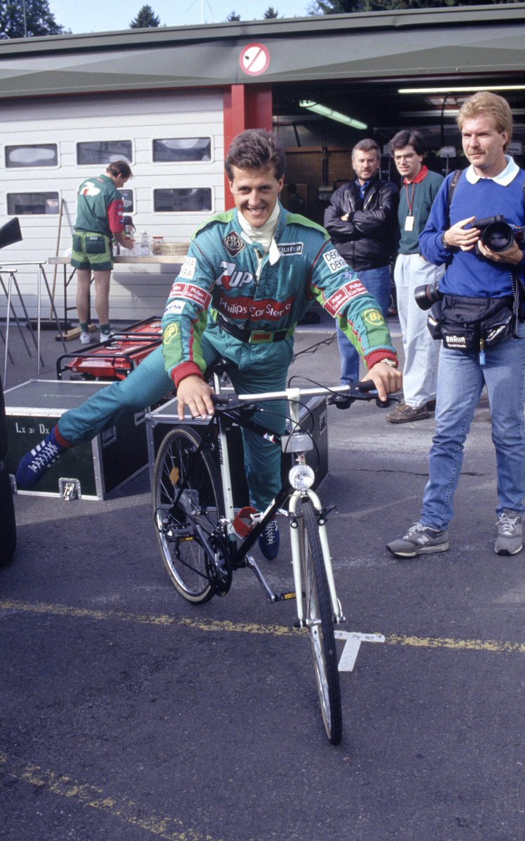 🏎Bir zamanlar Formula 1 📸 

🚲Michael Schumacher, 1991’de Benetton ile F1’e resmen giriş yapıyor.
