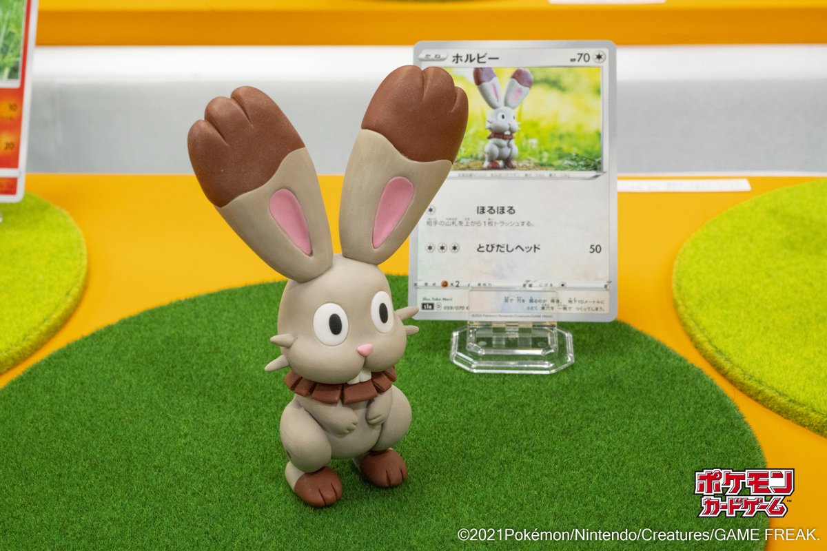 森井ユカ Yuka Morii على تويتر 手からうまれたポケモンたち 展は2 5金まで 19 21 すっくと立つミミッキュ ホルビー ゴチム 歩き出しそうなポケモンたちを焼いて固める樹脂粘土で作りました もちろん足の裏も作っていますよ I Make Them With My Hands