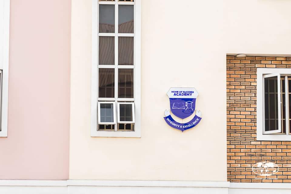 AskPHPeople's tweet image. EDUCATION

Pastor David Ibiyeomie of Salvation ministries dedicates "Home of Success Academy," a 100% tuition free Primary School in Port Harcourt.

#PHTwitterCommunity