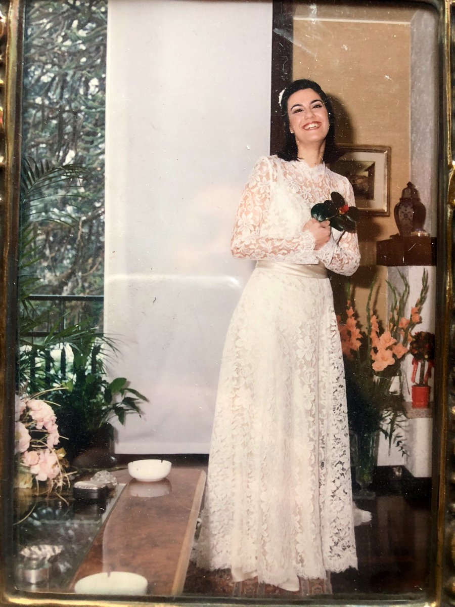 Venticinque anni fa mi vestivo, felice, in un giorno di neve,mentre mio padre mi donava la prima camelia sbocciata,consapevole della mia scelta,che mi avrebbe regalato le mie figlie. Ho un cuore composto da due parti speciali, va bene così. 
Mai rinnegare ciò che ha dato il bene.