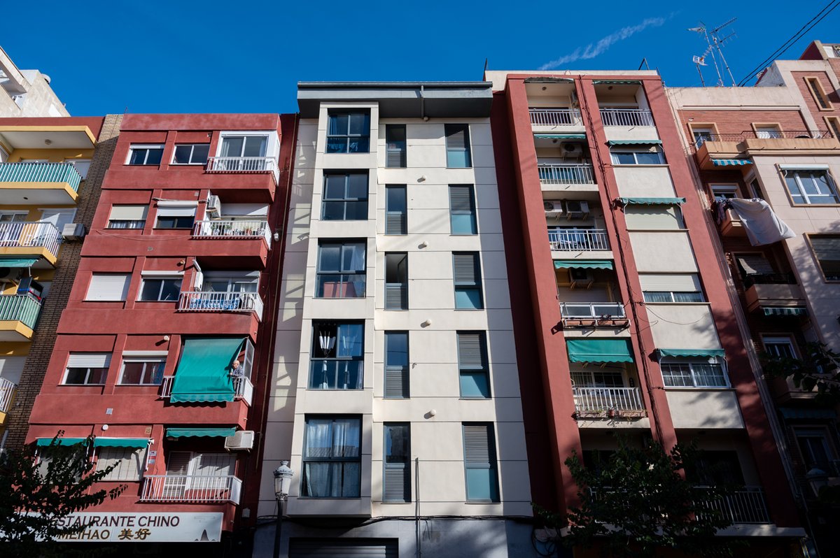 #HABITATGE | El pla d'habitatge valencià compleix un any pal·liant tímidament el dèficit habitacional públic directa.cat/el-pla-dhabita… L'any 2020, es reconvertiren en públics 321 immobles. Per <a href="/peppesavino78/">giuseppesavino</a>, amb fotografies de Jaume Ferrando, <a href="/andreuest/">andreuesse</a> i <a href="/mathiasrodz_/">Mathias Rodríguez</a> #DirectaPV