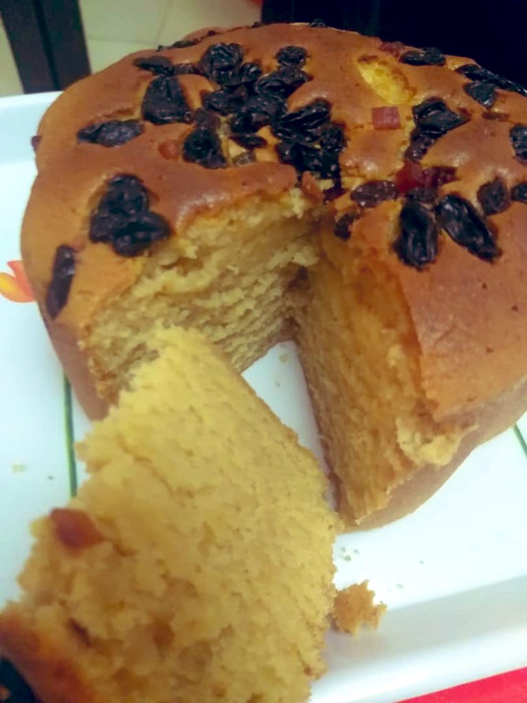 kriscot_kitchen's tweet photo. May your day be as succulent as this vanilla cake with dried fruits toppings 🍰😁 https://t.co/v5U0K5N5KN