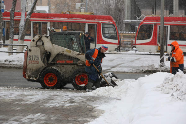 В Самаре по просьбам горожан коммунальщики очистили тротуары от наледи и снега  sova.info/news/v-samare-…