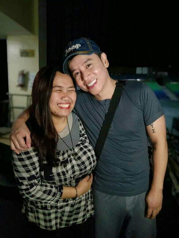 Itsmephammy's tweet photo. Nakita ng mga bago kong ka-officemates ung mga pictures namin ni Direk @VinceTanada
Officemates:
hala Ma'am Pam, sino to? https://t.co/LTYY1KT7Us