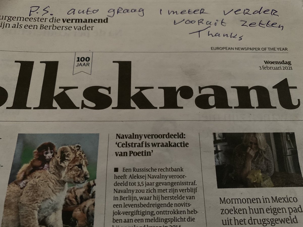 AnjaTirions's tweet photo. #Volkskrant vanmorgen  #bezorging anders lukt het niet direct zittend vanuit de auto in de brievenbus? #durftevragen https://t.co/csnWKd64Vl