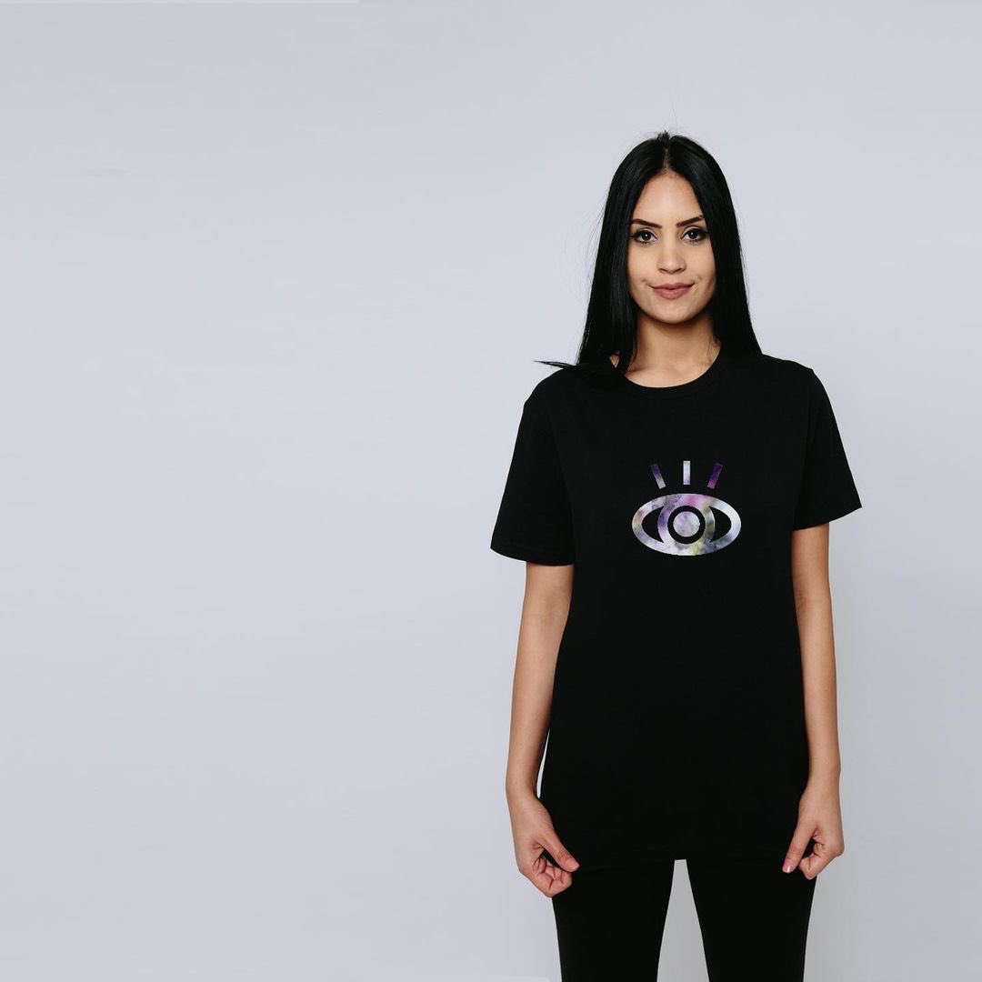 Eye solo by @illuandkincreative like that eye in the back of the head all parents are relying on right now as they juggle home school, work and life in a pandemic. We aren’t allowed to say this tee has special powers but.... #soob

shirtsoffourbacks.co.uk/product/eye-so…

#teesforgood