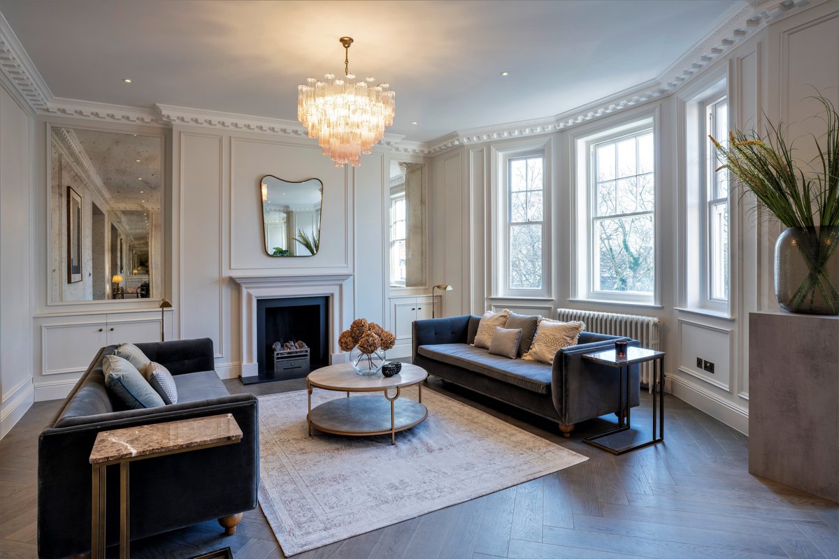 SignatureFires's tweet image. Fireplace install : Regents Park
The Alderney is the most recent addition to Chesney's Georgian Collection. 
Carved in Limestone, based on a Queen Anne design, it combines a robust bolection moulding with a corniced shelf and will suit both period and a contemporary interiors. 🤩