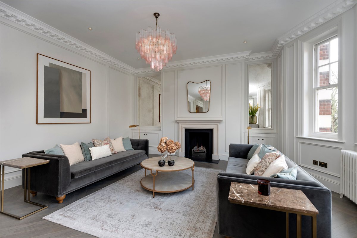 SignatureFires's tweet image. Fireplace install : Regents Park
The Alderney is the most recent addition to Chesney's Georgian Collection. 
Carved in Limestone, based on a Queen Anne design, it combines a robust bolection moulding with a corniced shelf and will suit both period and a contemporary interiors. 🤩