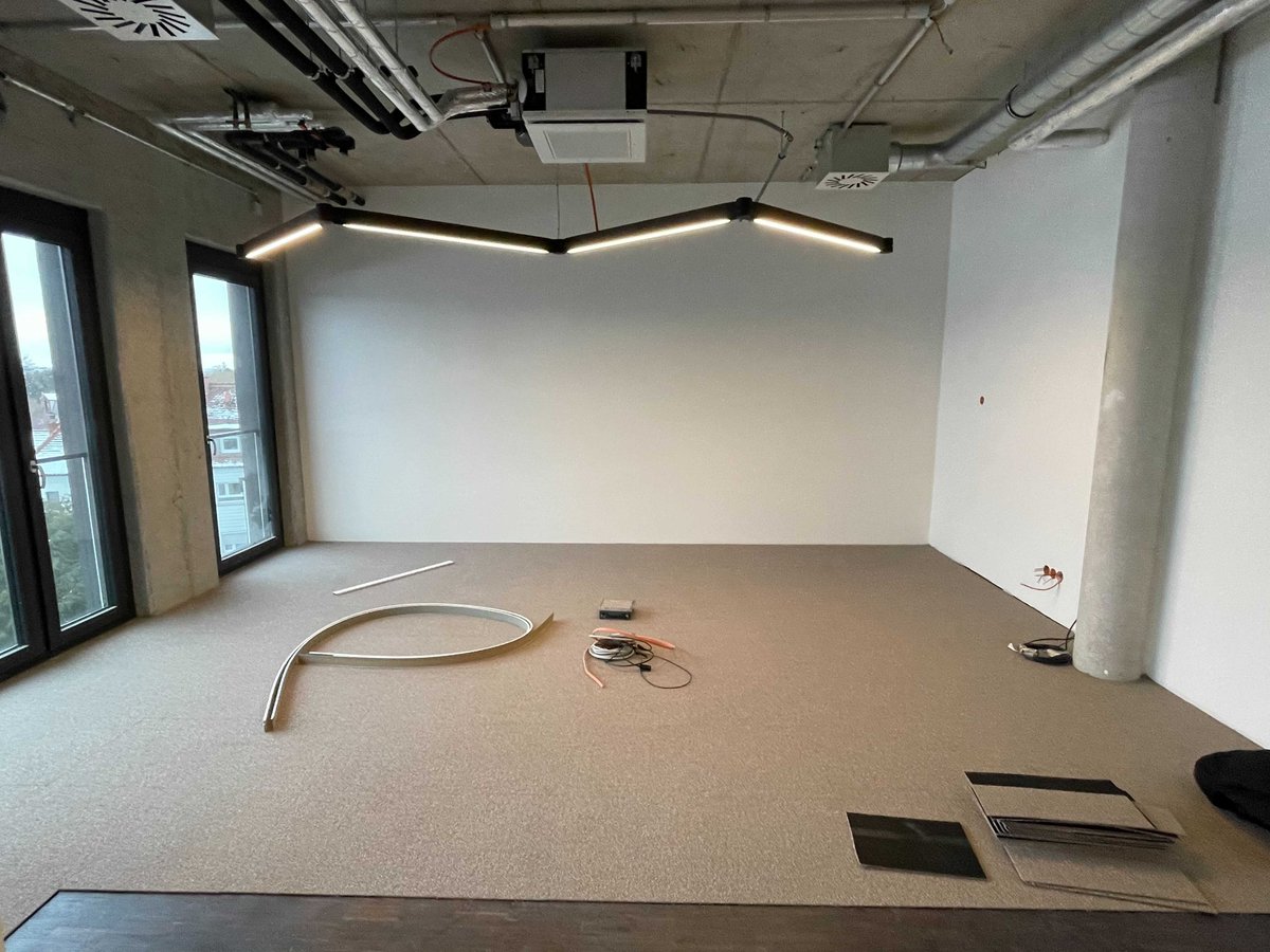 Es geht voran! Der #Makerspace und die neue #Bürofläche sind zur Hälfte fertiggestellt. Bald können wir einziehen 🤩 Auf den Bildern seht ihr den neuen Meetingraum und ein Teil des Makerspaces. #fastfertig #nurnochkleinigkeiten