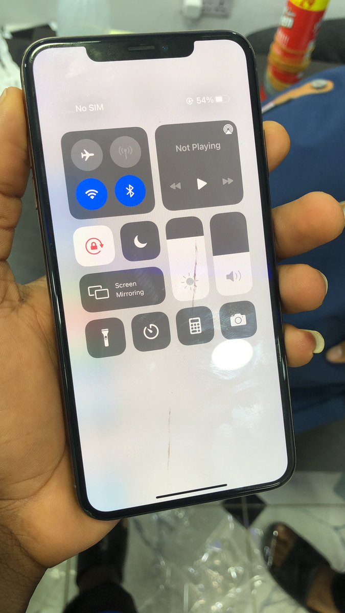 Confidence_MCFC's tweet photo. QUICK CHEAP DEAL

US Used iPhone XS Max 64gb | Factory Unlocked | Gold | 88% battery health | 9/10 mint condition (screen burn line on the screen, not scratch) | Phone and charger only - #220,000

Please retweet, my buyer is on your TL https://t.co/Zh9z0cOjwI