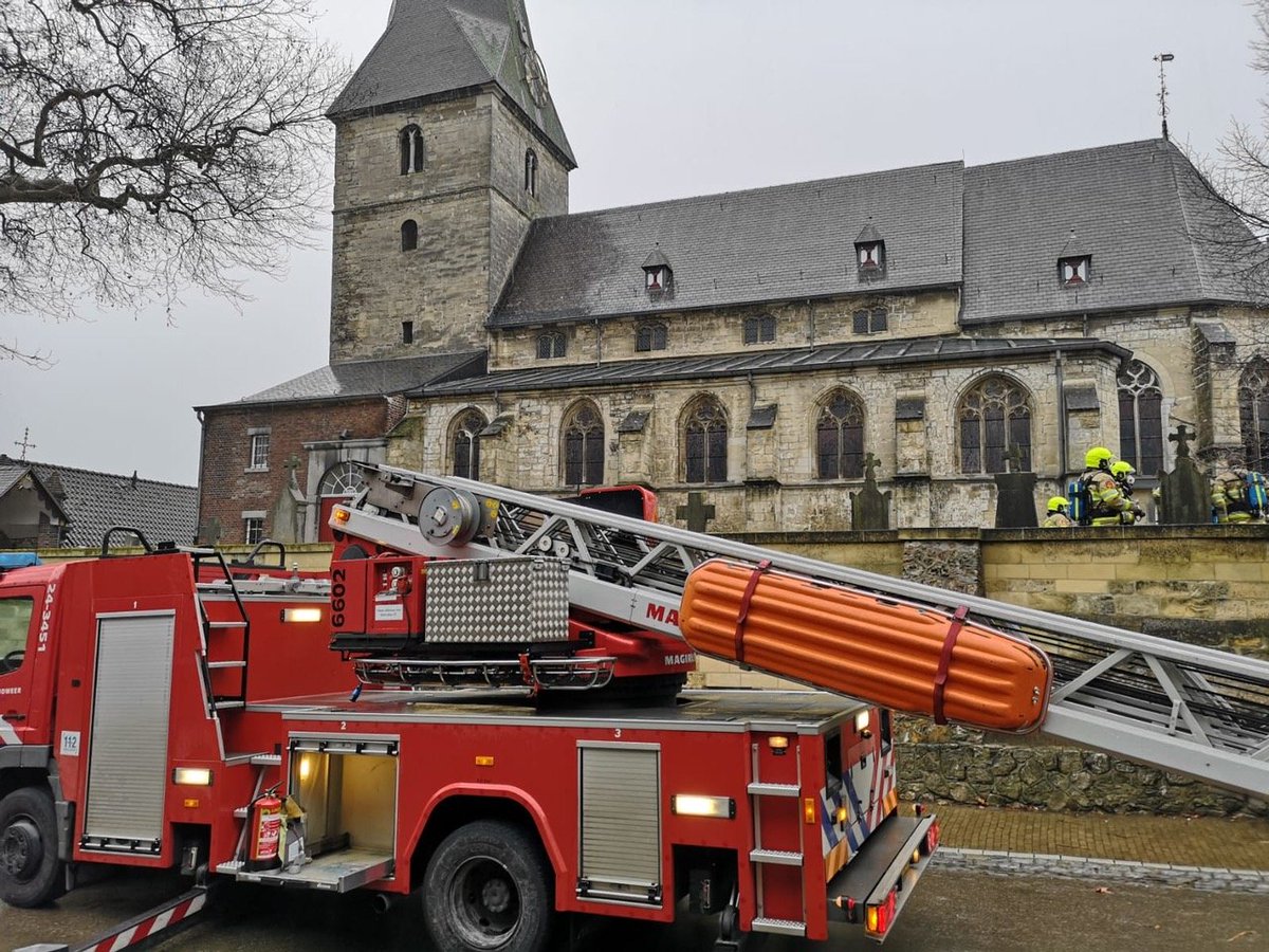 De brand in de kerk in Noorbeek is onder controle.